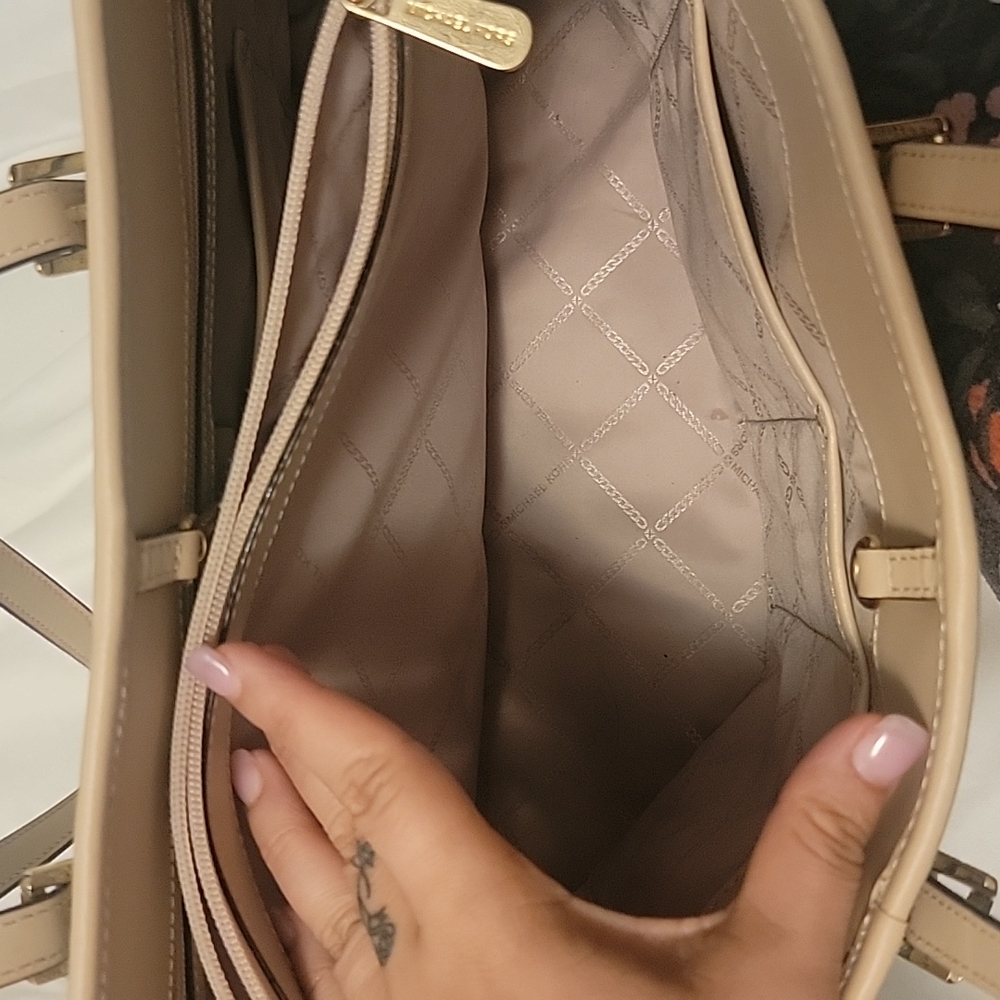 MK Handbag - Picture 4 of 6